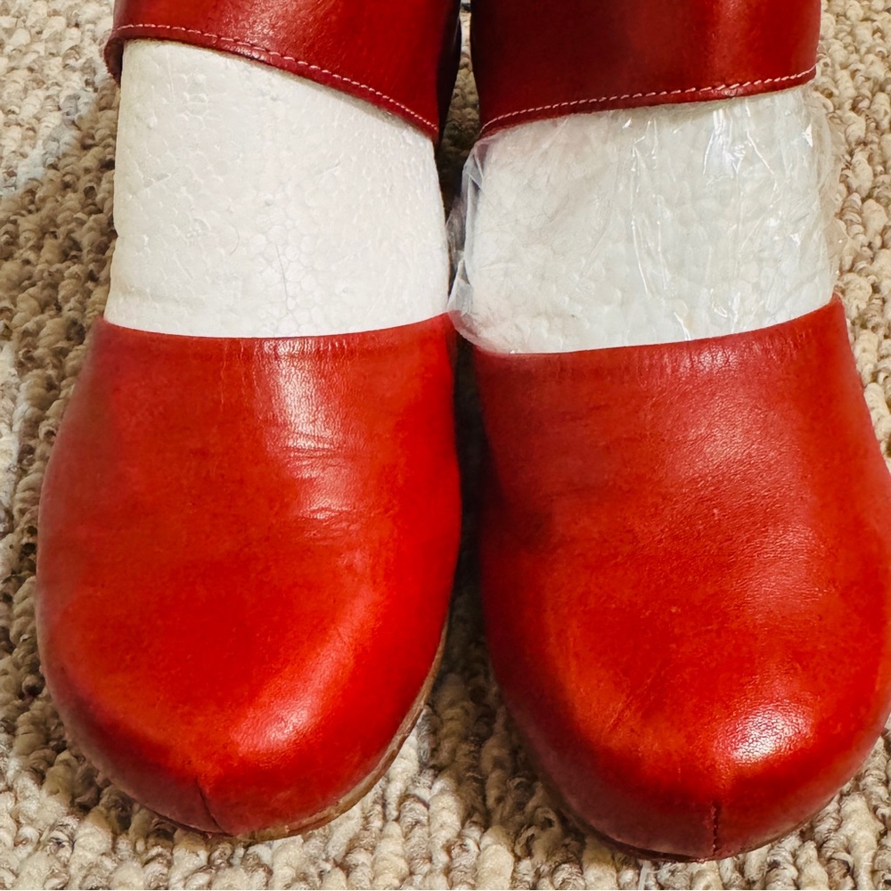 Bright Red L’Artiste Leather Sassy Comfortable Mary Jane Style Shoes! - Picture 5 of 16